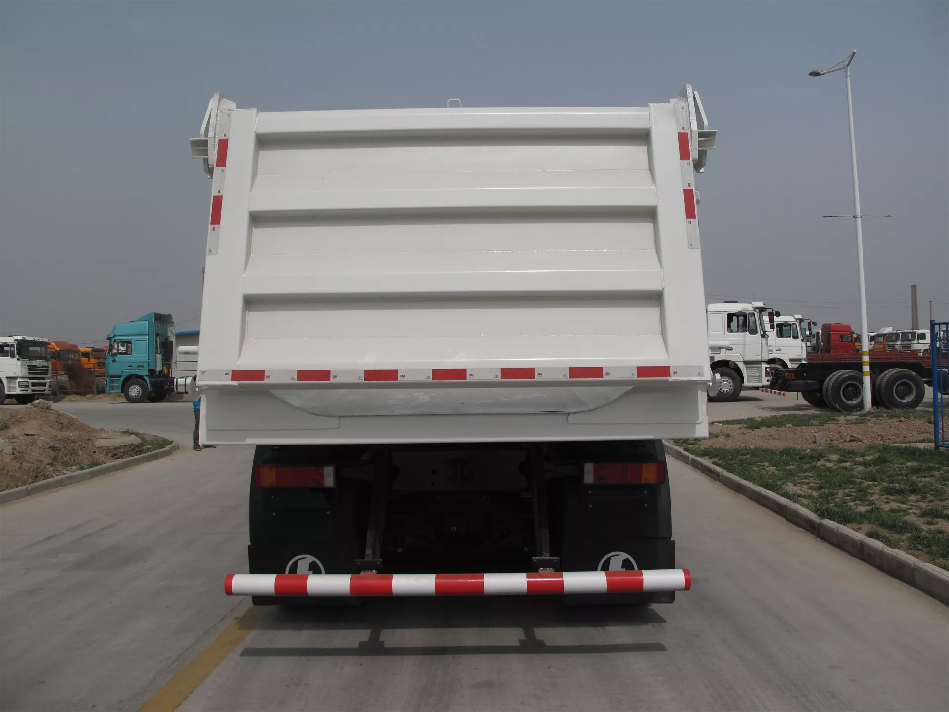 Camion Benne F3000 6X4 Blanc Big Box(3).jpg