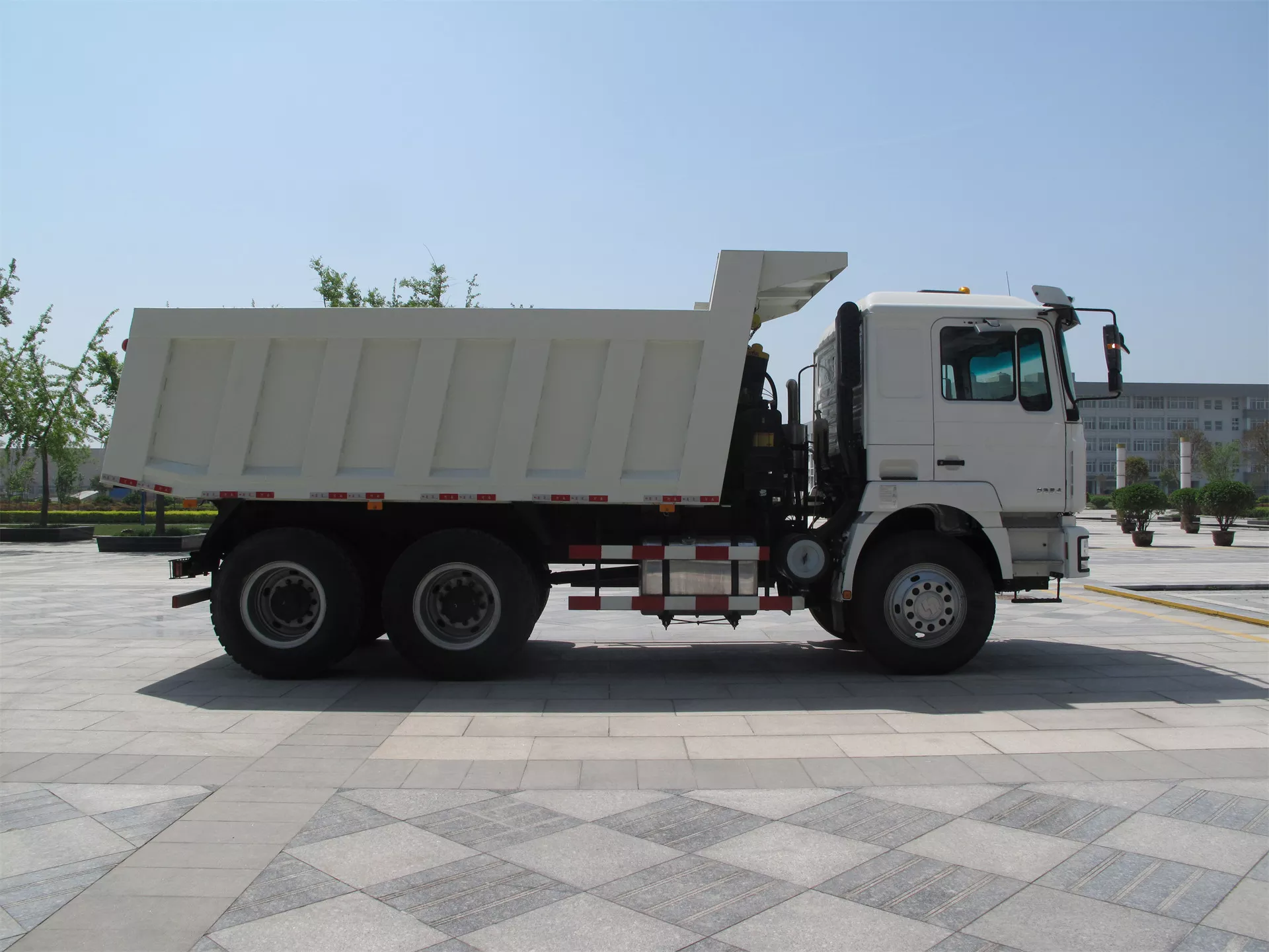 Camion Benne F3000 6X4 Blanc(7).jpg