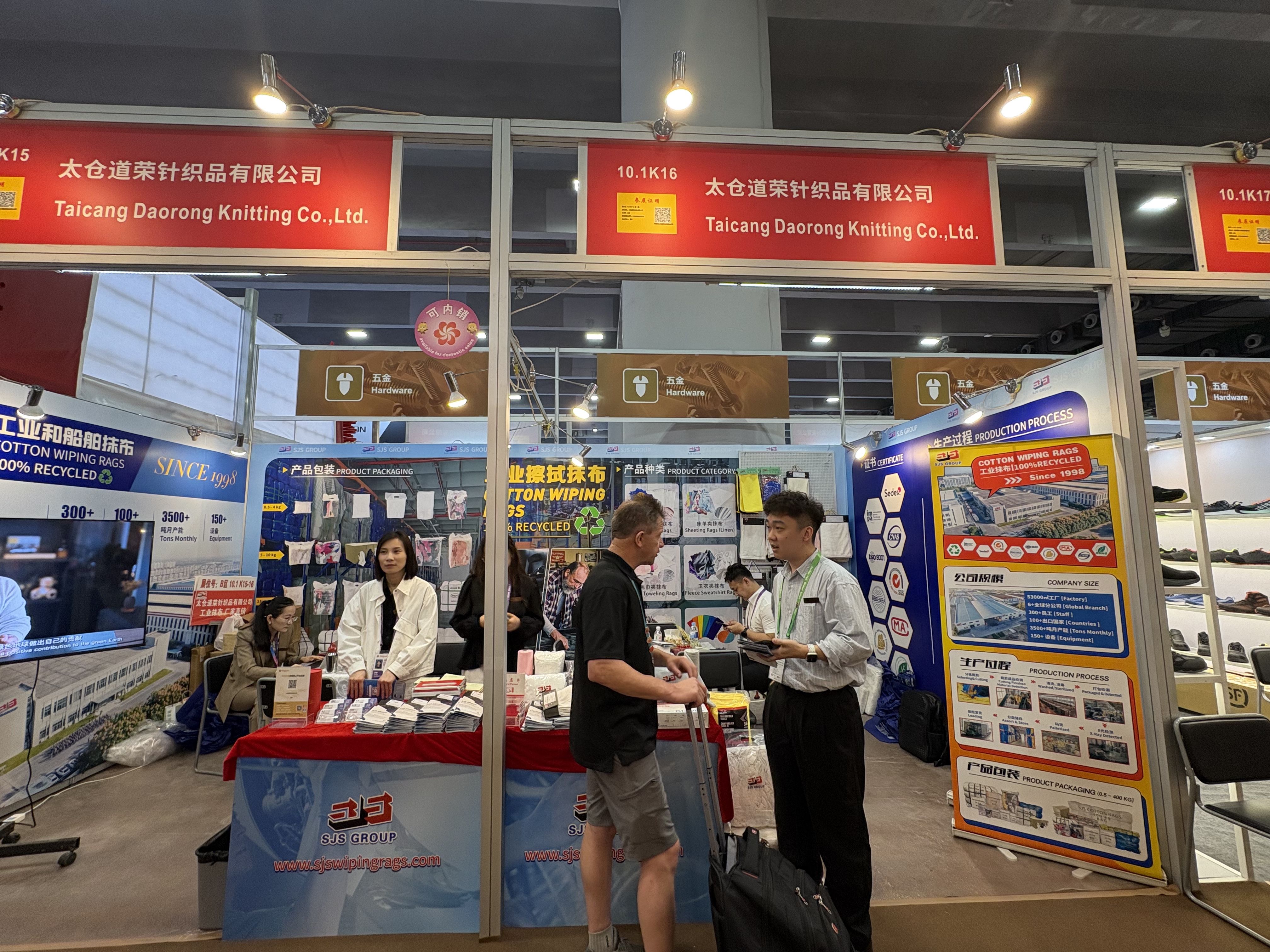 sjs-group-sales-team-with-international-buyer-canton-fair-wiping-rags1.jpg
