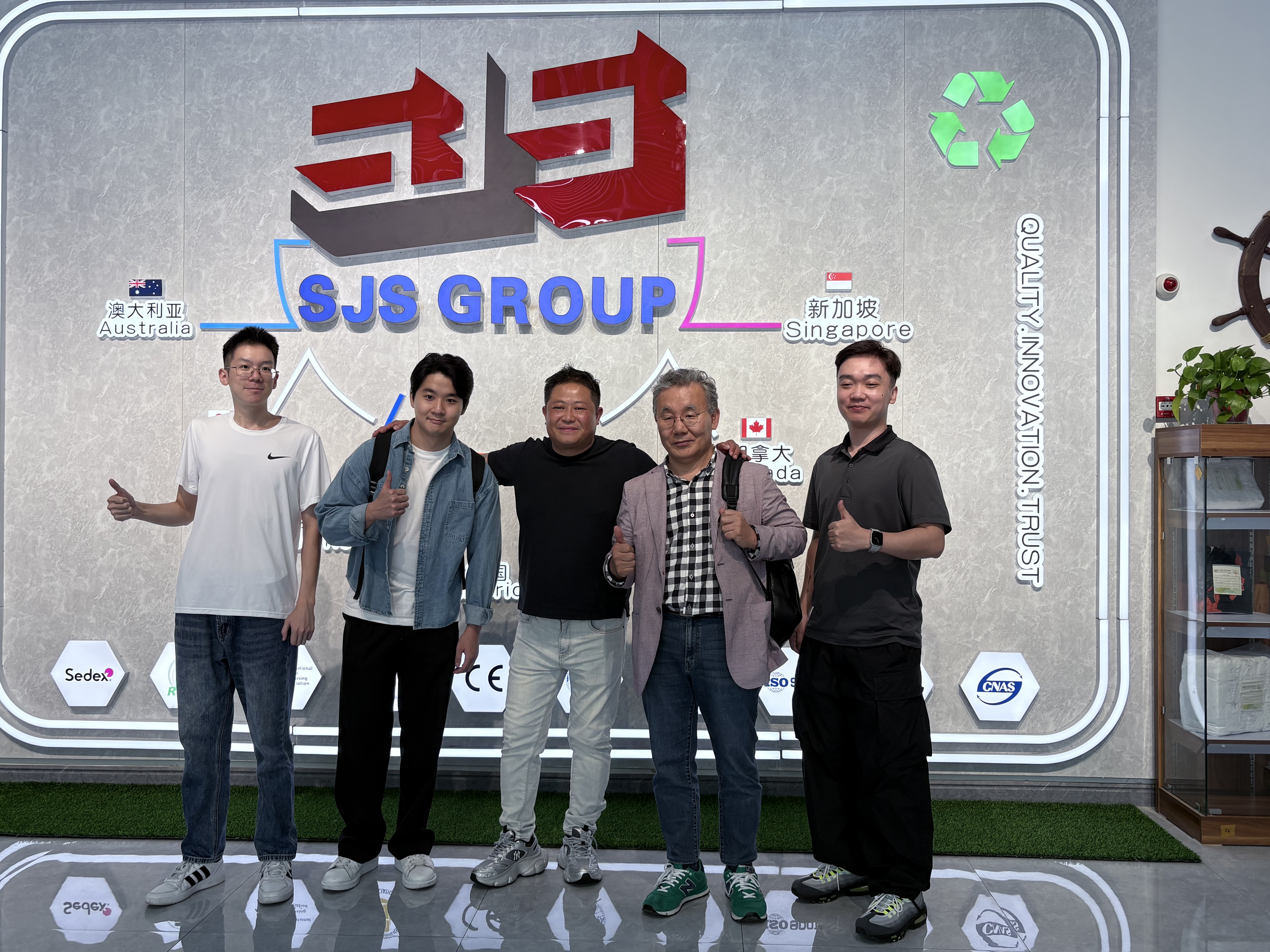 sjs-group-factory-welcoming-korean-visitors-cotton-rags.jpg