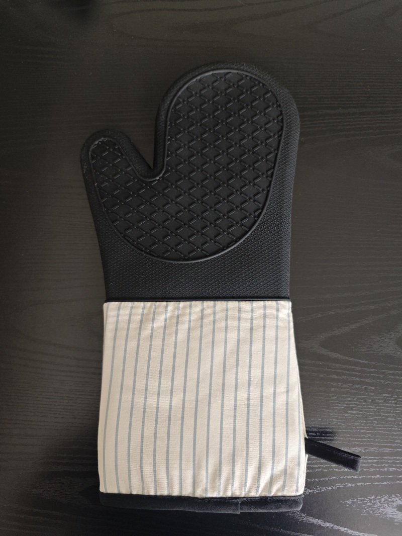 Silicone Stripe Single Oven Glove Black 1.jpg