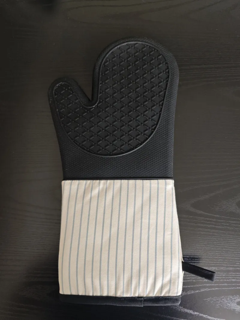 Silicone Stripe Single Oven Glove Black 1.jpg