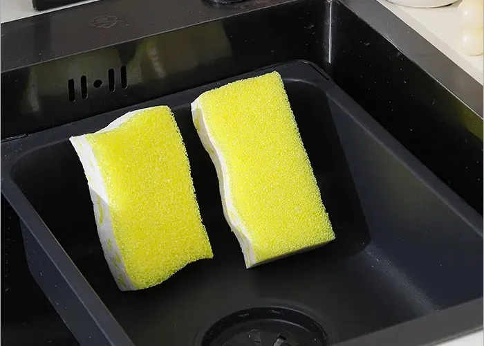 How Does a Temperature-Sensitive Scrub Sponge Switch from Heavy-Duty Scrubbing to Non-Scratch Cleaning