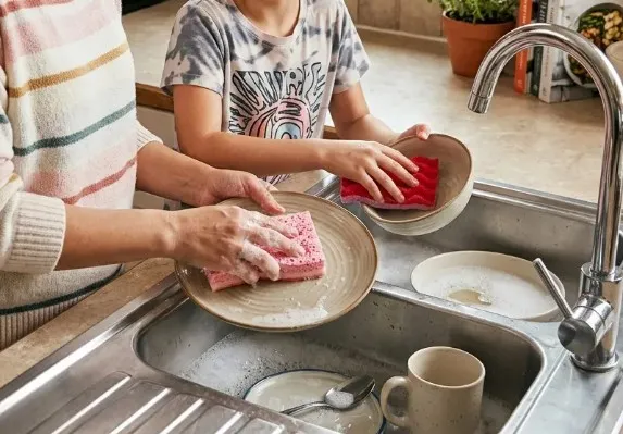 How Can a 3-Layer Wood Pulp Sponge Reduce Scrubbing Effort and Replacement Costs
