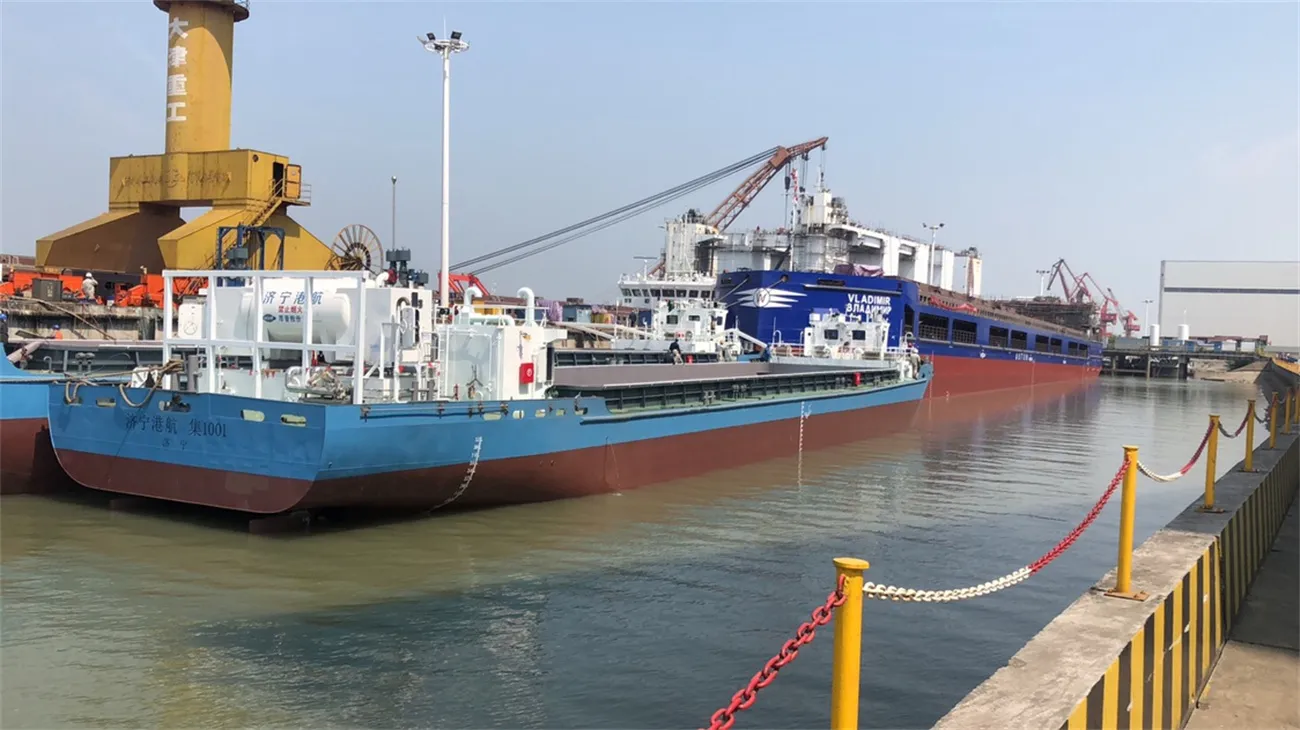 17jining-port-navigation-lng-ship-3.jpg