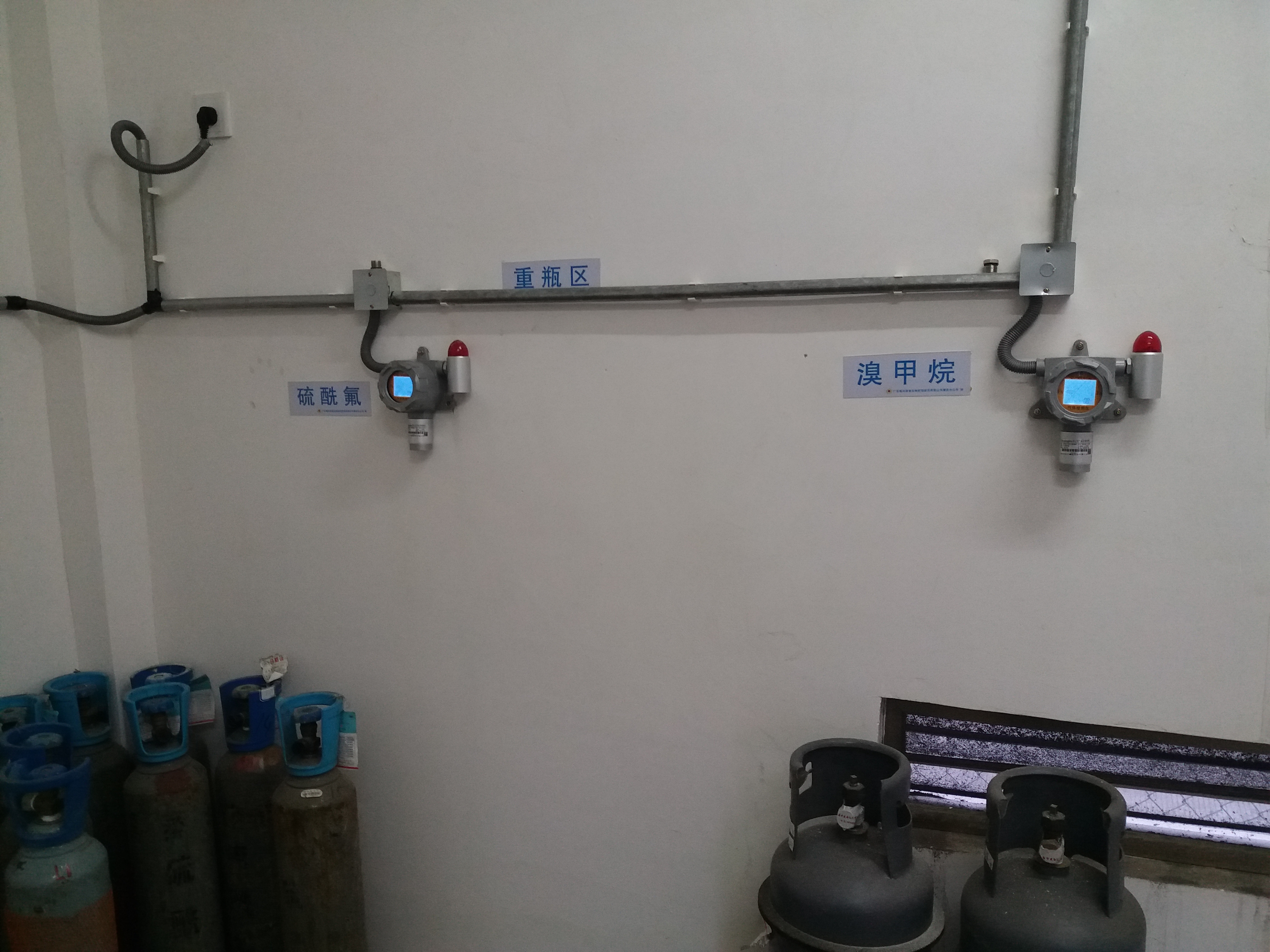 Fixed Gas Detector installed on the wall of an industrial gas cylinder storage room monitoring SO2F2 and CH3Br.jpg