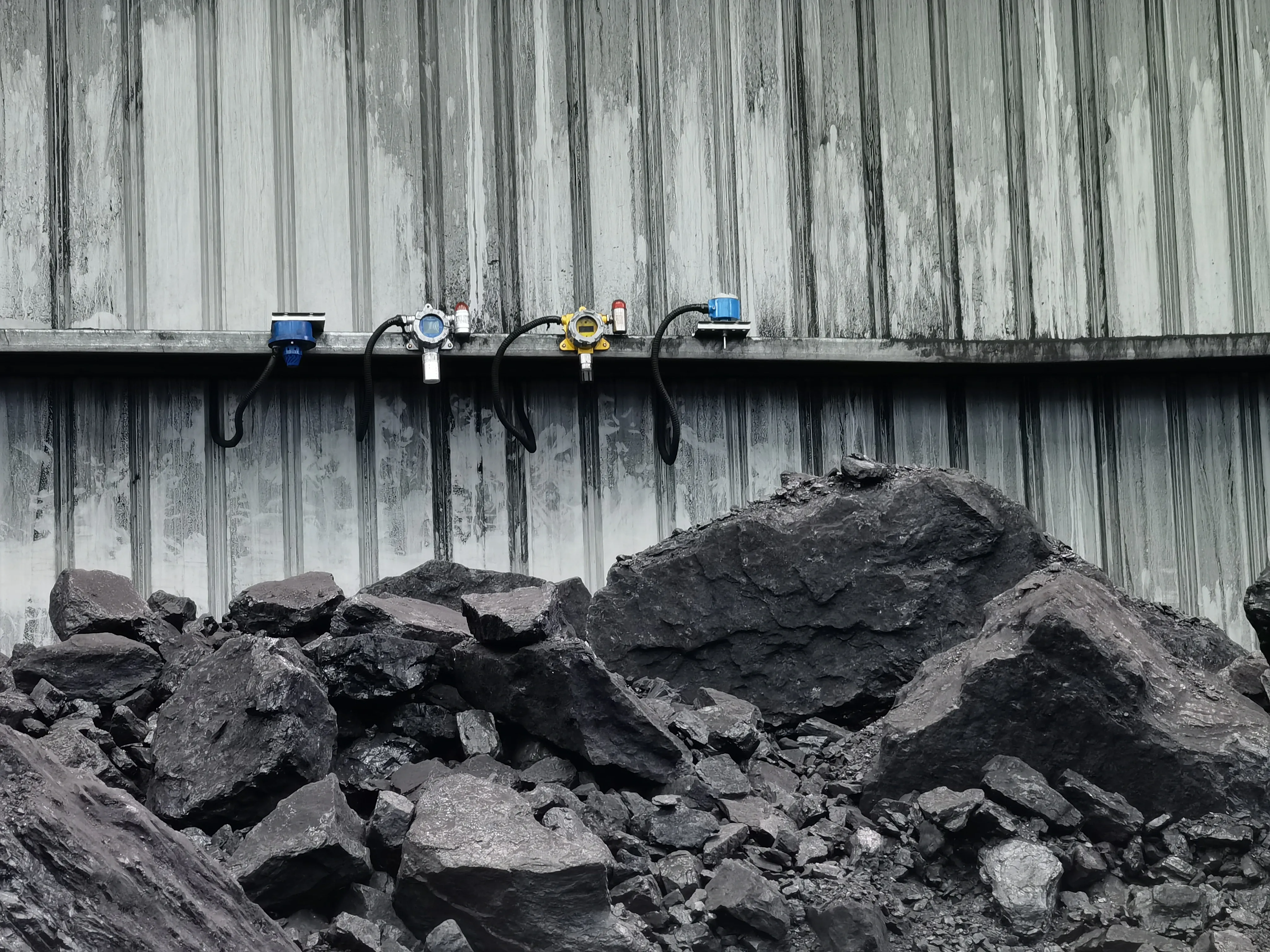 fixed gas dust monitor installed on beam for enclosed coal storage shed coal pile spontaneous combustion monitoring