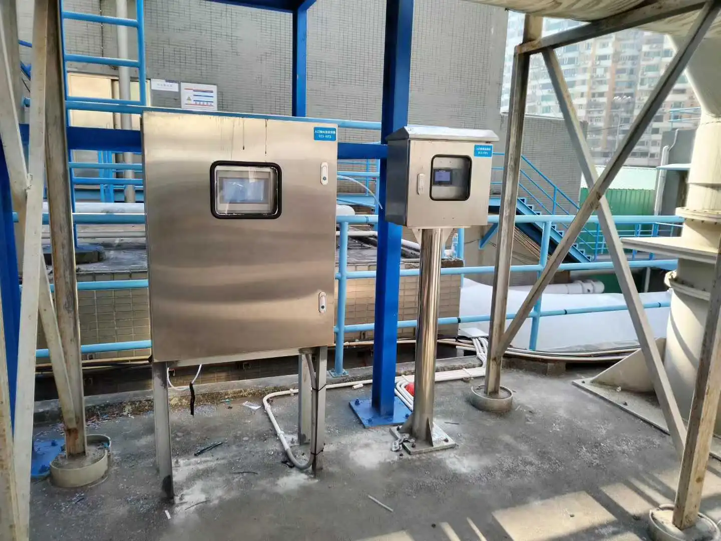 Skyeaglee stainless steel H2S online gas analyzer installed next to a large exhaust pipeline at a wastewater treatment plant