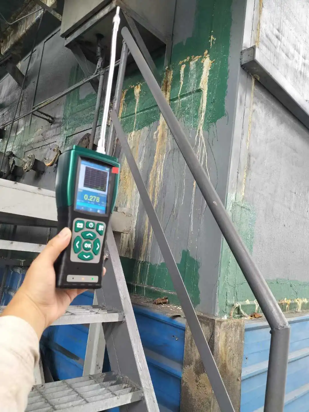 Handheld portable gas detector used for industrial plant pipeline inspection