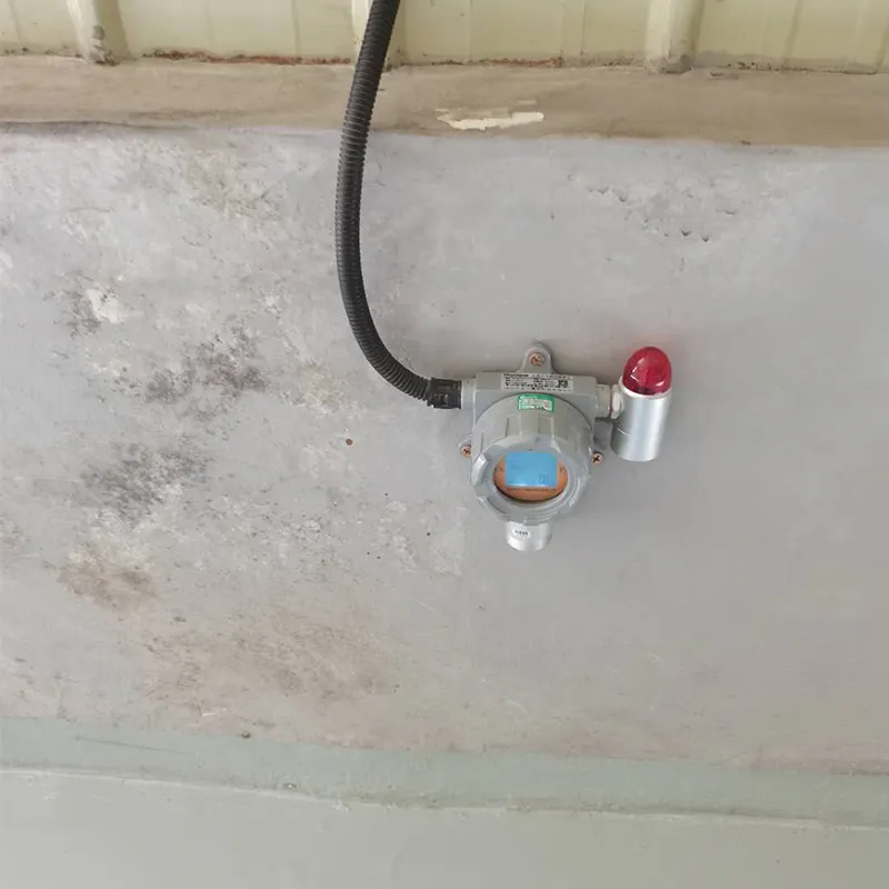 Fixed SO2 gas detector with strobe light and audible alarm installed on a petrochemical factory wall