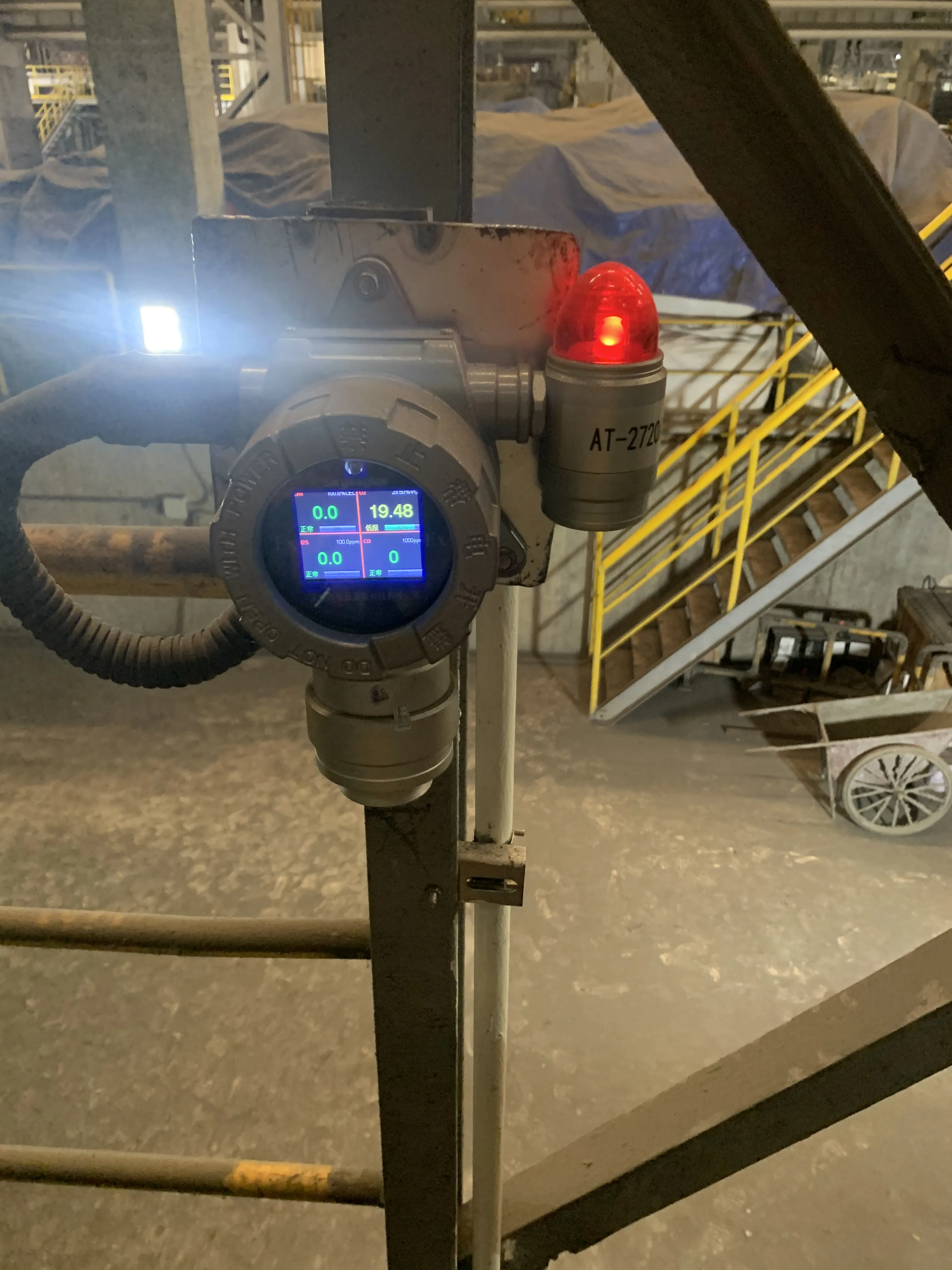 Fixed 4-in-1 gas detector (O2, EX, CO, H2S) installed wire-free on a steel structure in a high-dust industrial plant