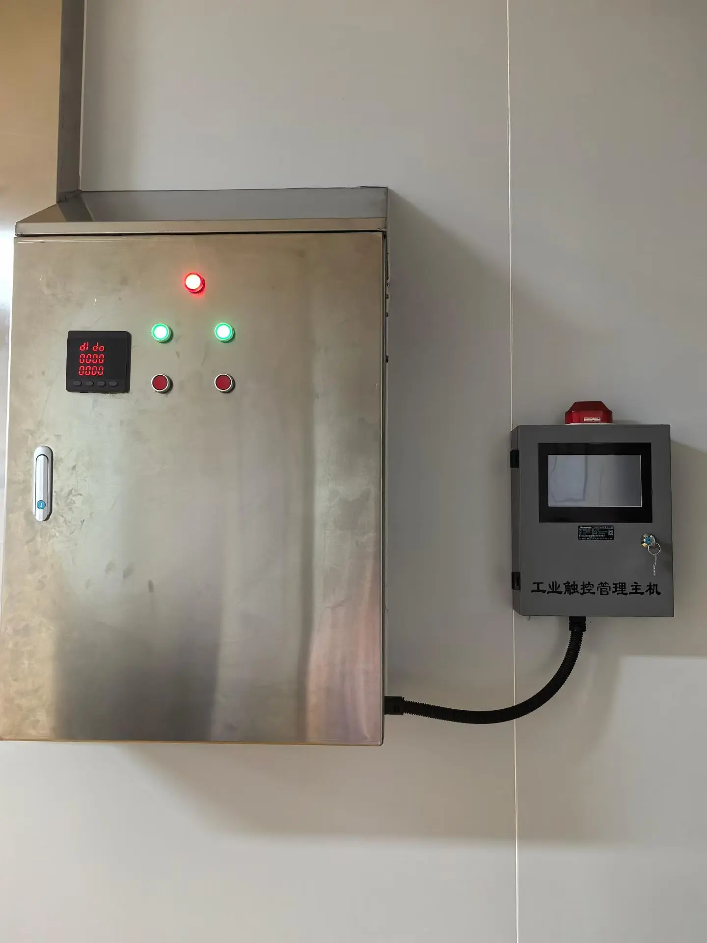  Industrial Gas Alarm Controller wall-mounted in a clean centralized control room